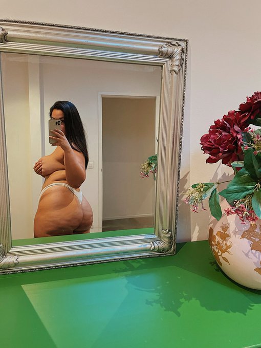 blessed to wake up to this fat ass again. https://t.co/q7HoTzhDzF