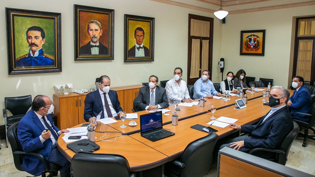 ViceRDo's tweet photo. ¡Juntos somos más fuertes!
El #GabinetedeSalud se reunió hoy para dar seguimiento a las iniciativas que apoyan la vacunación y el logro de la meta del 70% de vacunados a nivel nacional.
#ViceRDo https://t.co/totFe29L2B