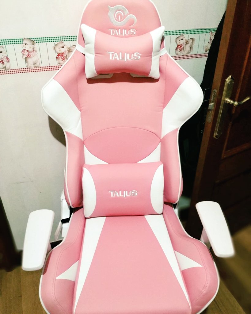 QueenMacbeth0's tweet photo. Y por fin tengo esta maravilla de silla gaming que me tiene IN LOVE 🥰❤️ Hiy casi me duermo en el stream jajjaa menos mal que el Alien Manuéh me tenía activa en todo momento 😛😜😋 #talius #dragonfly @taliustech https://t.co/6prd5tCt4v