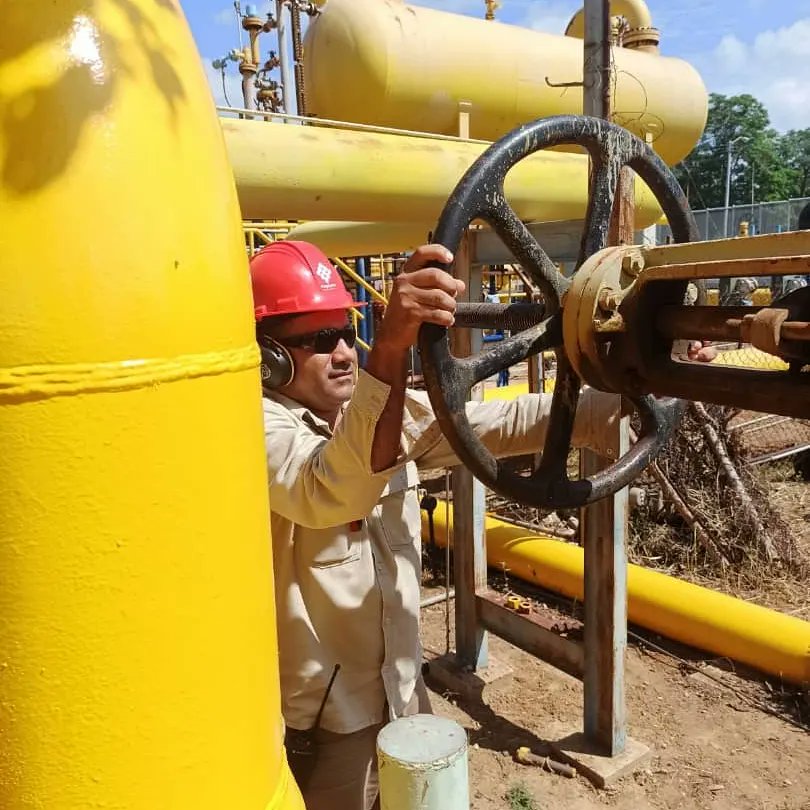 PequivenAMC's tweet photo. Garantizando disponibilidad y confiabilidad de los equipos e instalaciones, talento humano del #CPAMC realiza labores de mantenimiento anticorrosivo; a líneas y separadores en la Estación de Gas V-24, interconexión perteneciente al Gasoducto La Pica - El Tablazo.

@TellecheaRuiz https://t.co/KT0YkuD1v1