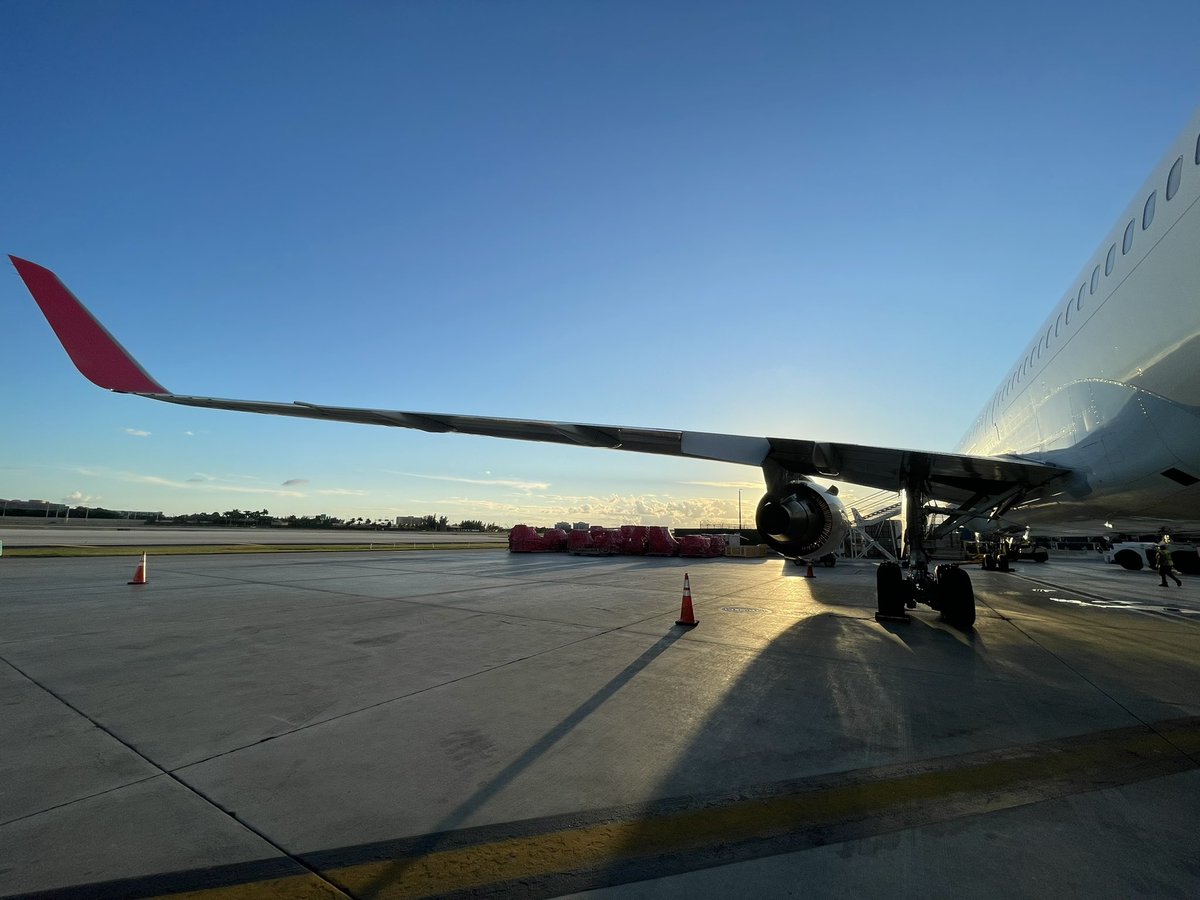 CC-CXE, which is in the PAX configuration (sort of) has been running as a cabin freighter during Covid-times awaiting its conversion slot. The guys are sweeping it up and cleaning it out for us prior to departure.