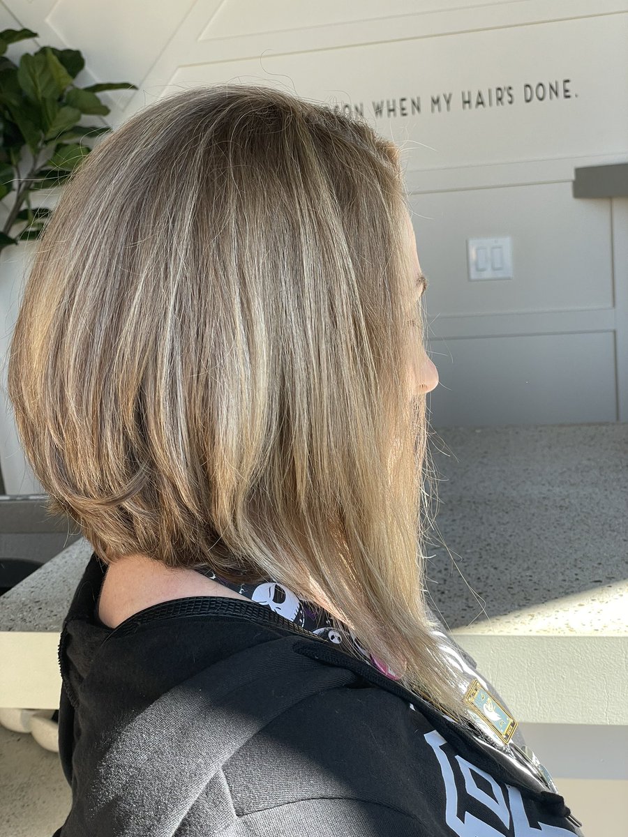 Qu33nMayhem's tweet photo. Today I gave my client a more natural blonde look and I’m LIVING FOR IT Used @Redken5thAve #ShadesEQGloss #FlashLift and @olaplex #No1 #No2 and #No7 #NorCalHair #Bleach #Toner #Aline https://t.co/X3HFfWlQVy