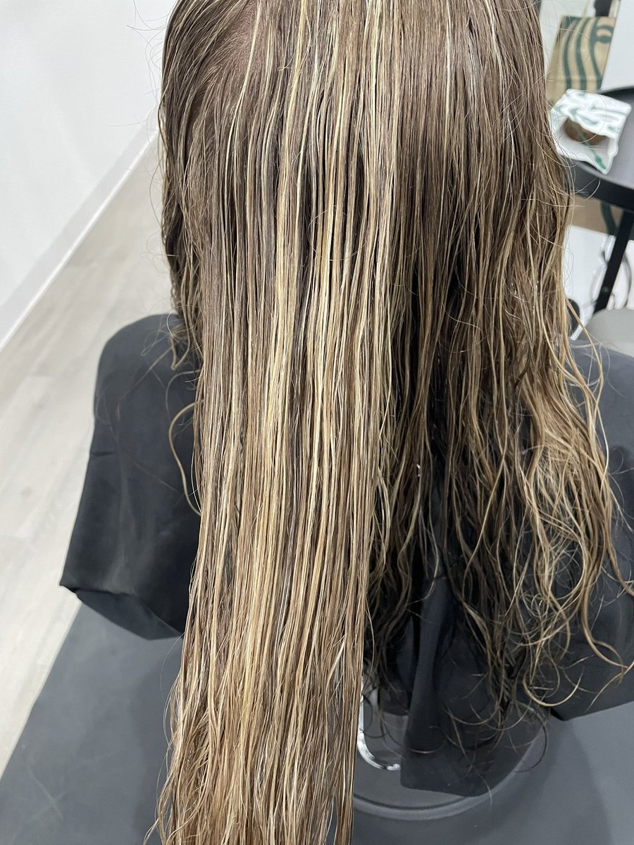 Qu33nMayhem's tweet photo. Today I gave my client a more natural blonde look and I’m LIVING FOR IT Used @Redken5thAve #ShadesEQGloss #FlashLift and @olaplex #No1 #No2 and #No7 #NorCalHair #Bleach #Toner #Aline https://t.co/X3HFfWlQVy