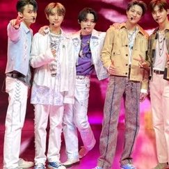 purenjun_'s tweet photo. Chenle posing like a 6yr old https://t.co/89E9oBJatO