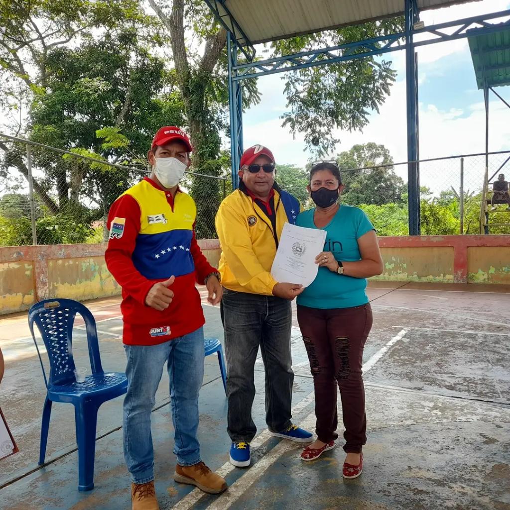 AlcaldiRGElorza's tweet photo. #12oct Entrega de documentación legal a los Consejos Comunales actualizados,de la Parroquia Trinidad de Orichuna. Contando con la presencia del Alcalde @SolfredissPSUV, Candidato a la alcaldía @AguileraPSUV, Rep. Municipal Mincomunas Yorfrancis J. ¡Rumbo a las Ciudades Comunales! https://t.co/meOKggKuzH