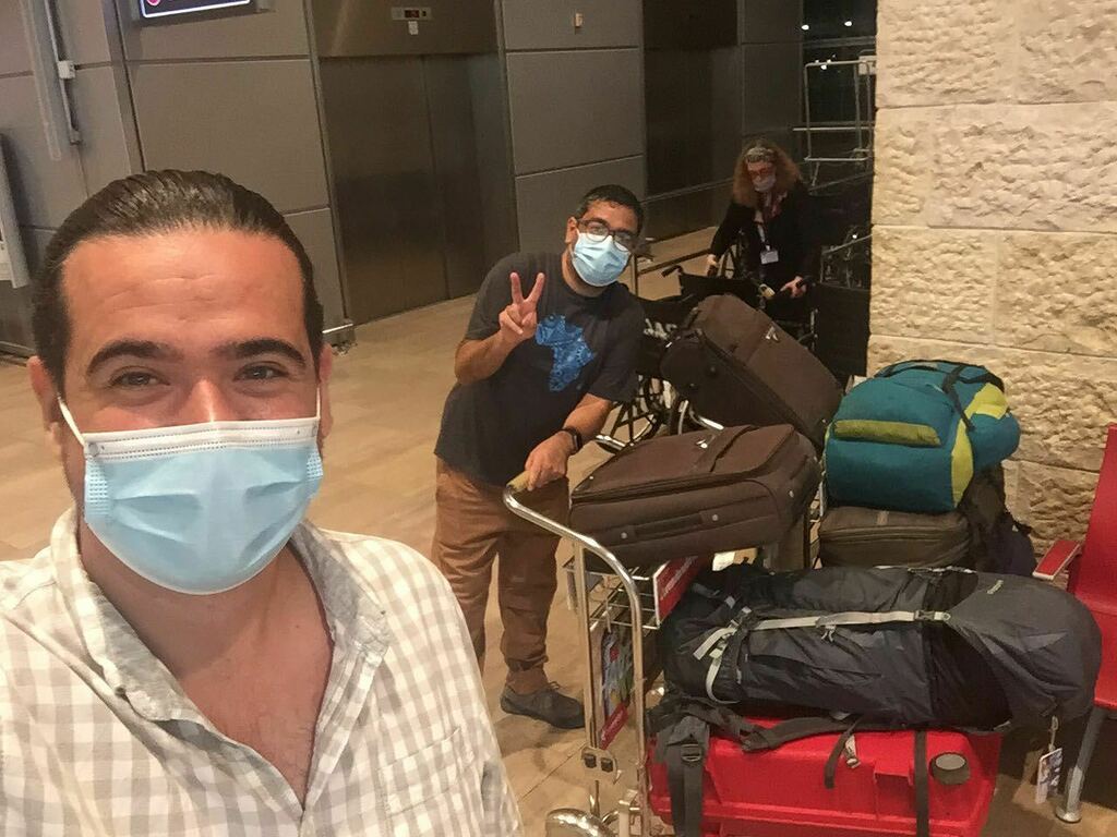 AstroRoque's tweet photo. A chapter of our lives comes to an end 💫, ready for a new adventure 🔭
🇮🇱✈️🇨🇱 #academicnomad #astronomer #movingforward #family #career #travel #traveling #airport #ig2tw https://t.co/RNsKvF2Biz https://t.co/KmjJpNlkjp