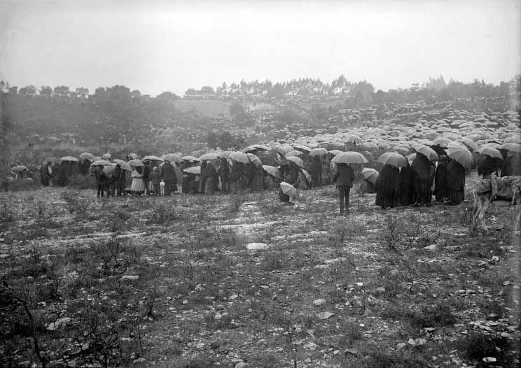 TempusFugit4016's tweet photo. On October 13, 1917 more than 70,000 witnessed the Miracle of the Sun at the Cova da Iria, and up to 100,000 in surrounding areas. 

"I am the Lady of the Rosary... the Rosary must be recited every day. Man must not offend our Lord any more, for He is already too much offended!" https://t.co/RRvky6qHoe