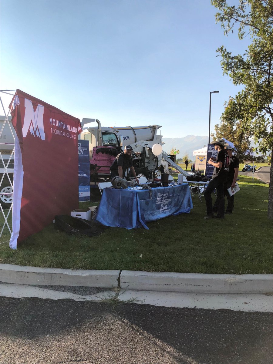 utahdieseltech's tweet photo. Great shot from our Get the Scoop event.
#UtahDieselTech #Construction #ConstructionLife #Equipment #Machinery #HeaveyEquipmentOperator #NowHiring #Jobs #Jobsearch #BuildYourFuture #UtahJobs #WeBuildUtah #MTECH #UVU #GenevaRock https://t.co/trltPK99mf