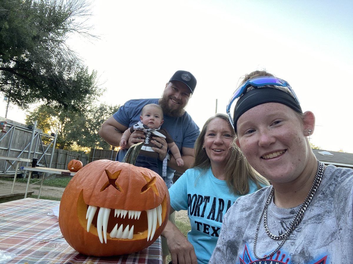 TandyGarrett7's tweet photo. Had some fun this weekend with family! We had the best pumpkin in my opinion 🥳 and the cutest team!! https://t.co/98t7OYMtSI