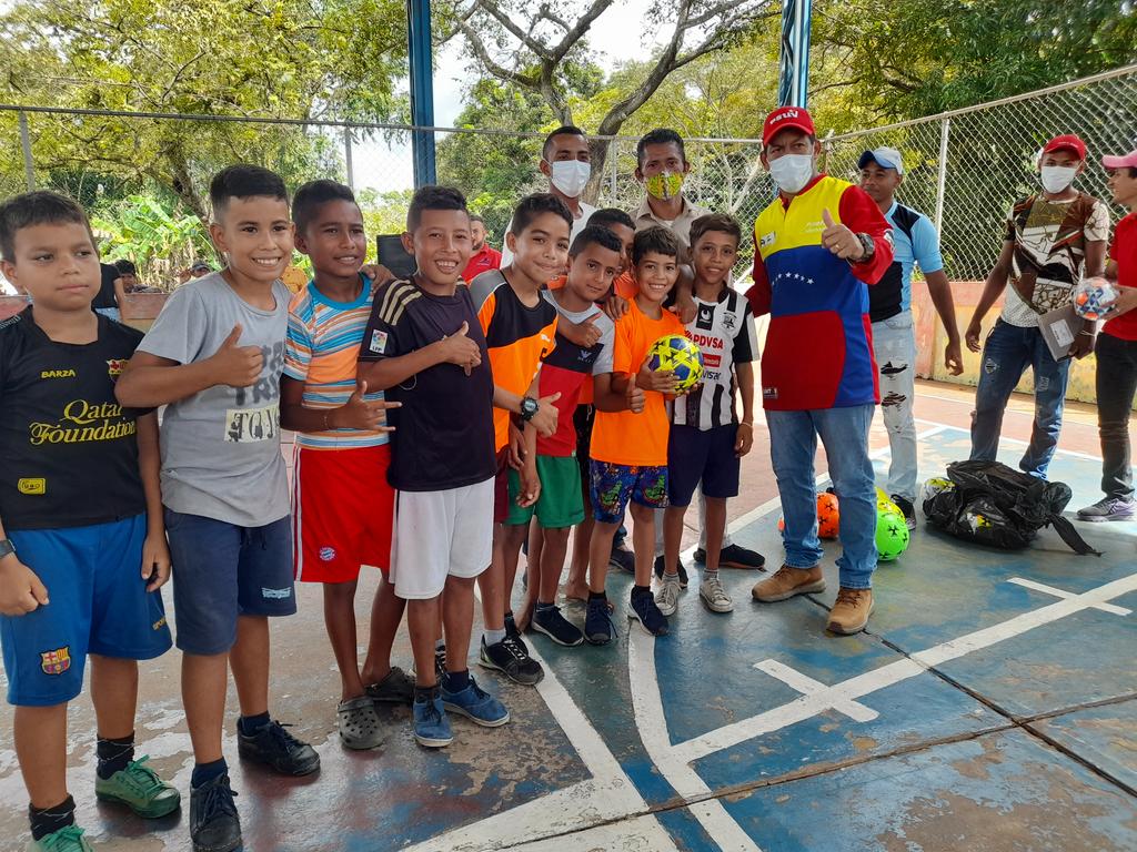 AlcaldiRGElorza's tweet photo. En la Pq. Trinidad de Orichuna el día de hoy #12oct el Alcalde @SolfredissPSUV y el Candidato a la Alcaldía de Rómulo Gallegos @AguileraPSUV hicieron la respectiva entrega de premiaciones a los equipos ganadores en el Plan vacacional deportivo 2021. ¡Rumbo al rescate del deporte! https://t.co/FcEAUv8NNj