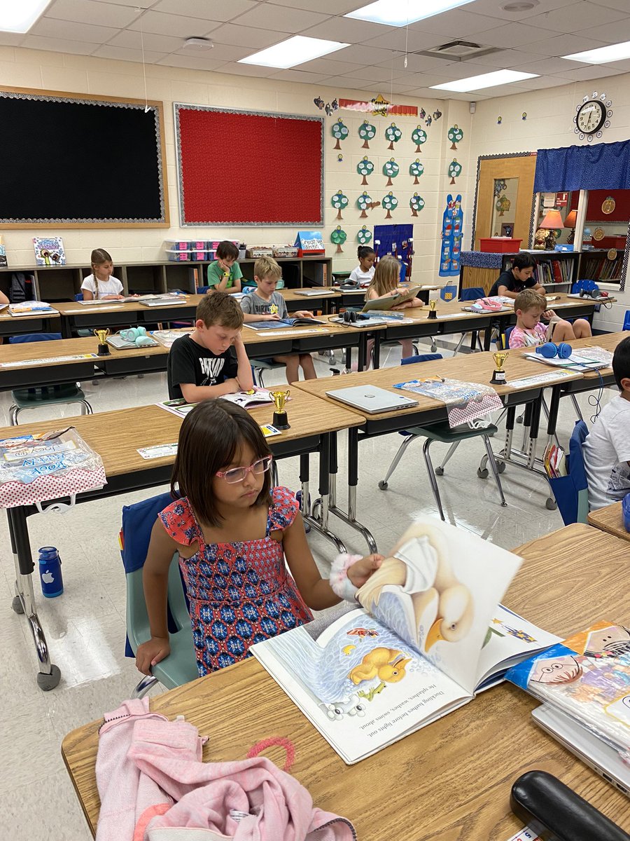 MrsSickelsClass's tweet photo. We love to read!!❤️@MrsSickelsClass @OESCHIEFS https://t.co/hetO4Y2tnx
