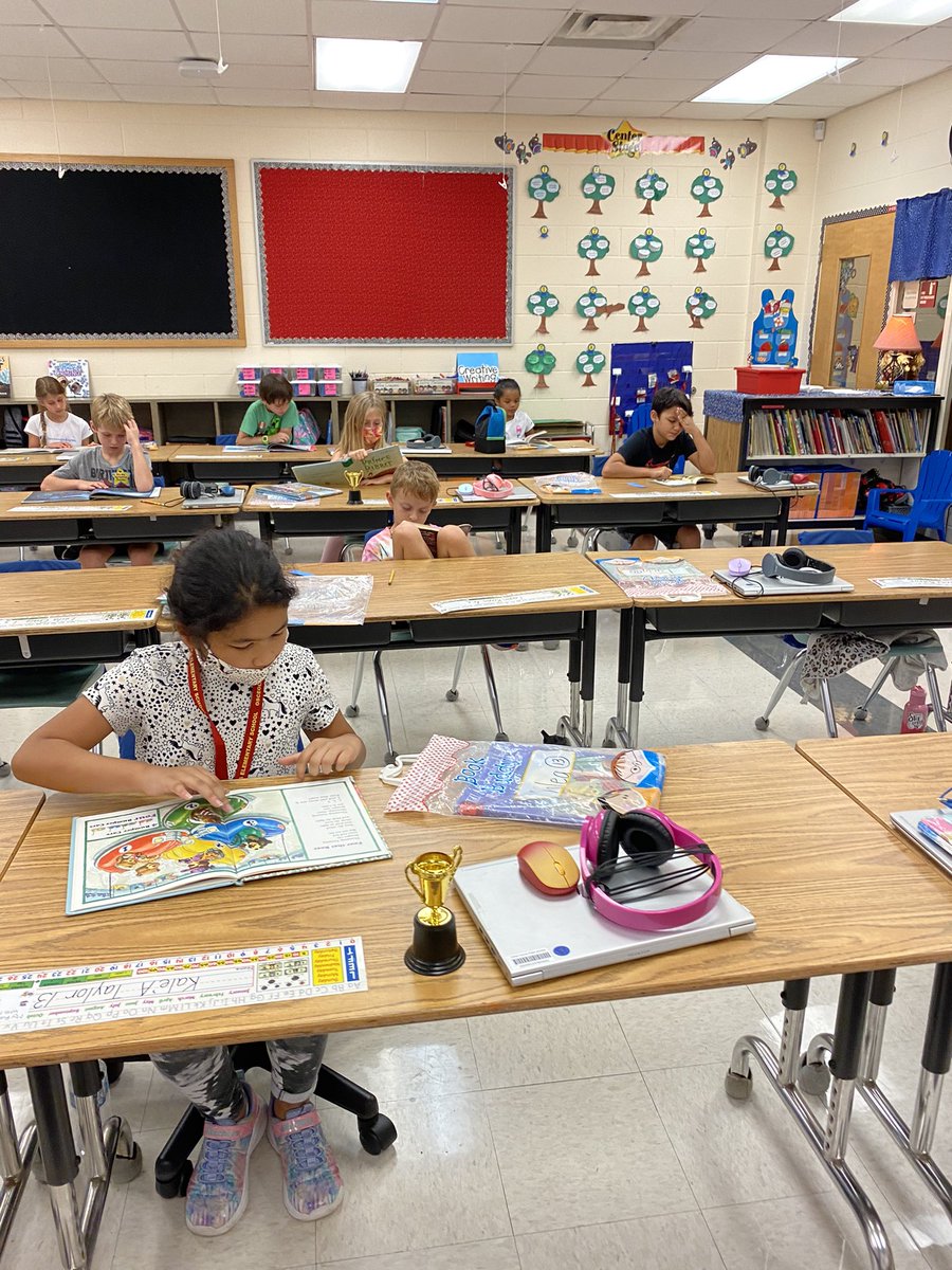 MrsSickelsClass's tweet photo. We love to read!!❤️@MrsSickelsClass @OESCHIEFS https://t.co/hetO4Y2tnx