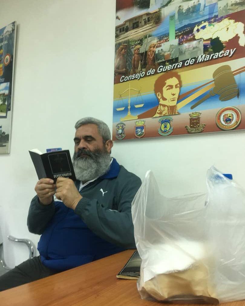IdaniaChirinos's tweet photo. Esta fu la última fotografía de el Gral. Baduel. En marzo de 2018 ante la exigencia de la familia de una fe de vida. Que muerte injusta! Una más que se suma al prontuario del régimen venezolano!!! https://t.co/fK4RPf7liL