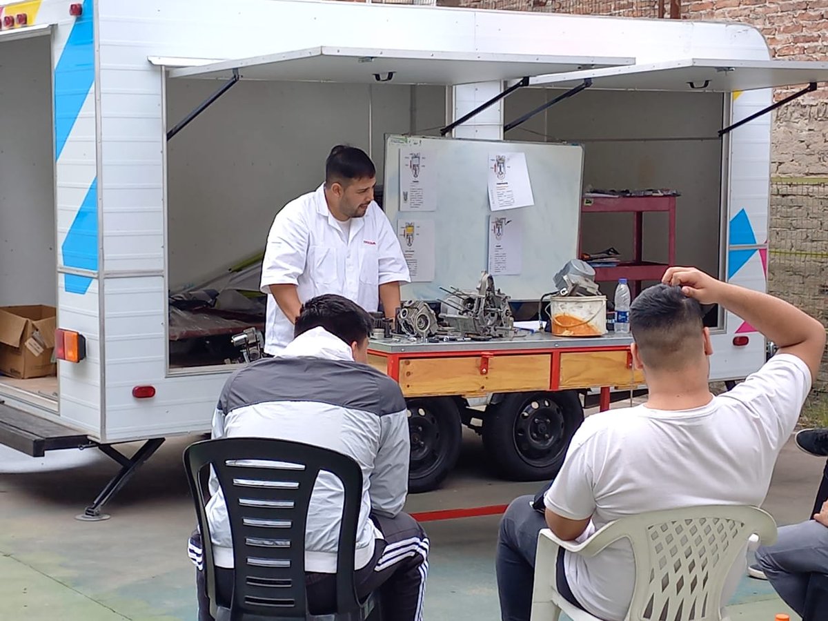 PCepba's tweet photo. Con @cepba dimos inicio en el día de hoy a un nuevo curso de Mecánica de Moto en Berazategui. El mismo está impulsado por la Red de Centro de Formación Profesional de #CEPBA, el MTEySS de la Nación y FOCAVA. @MinTrabajoAR @camarafocava @FDGaldos https://t.co/yzKrciIYur