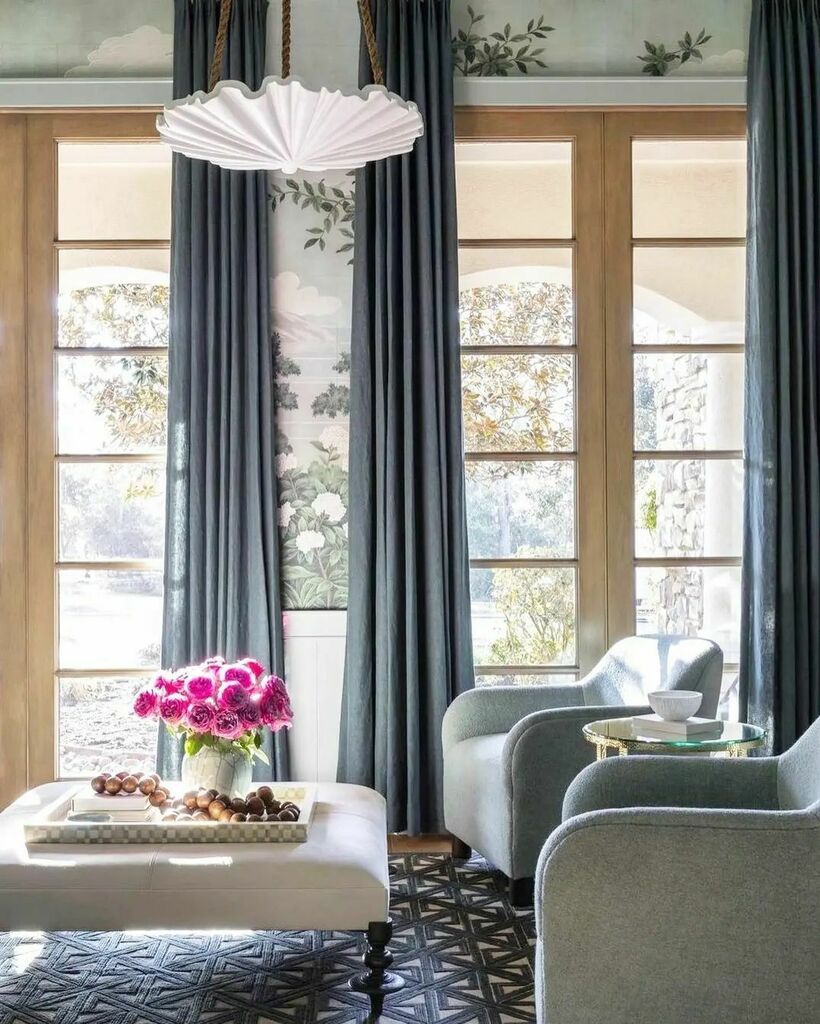 CanalsideInt's tweet photo. • LIVING ROOM GOALS •

How beautiful is this living room?

Stunning French doors, luxurious curtains, hand-painted wallcovering, Classic furniture and a gorgeous mix between Traditional and Modern. 🖤🖤

Clean, understated elegance... just the way we l… https://t.co/tWebU0hFWj https://t.co/5frOotDQef