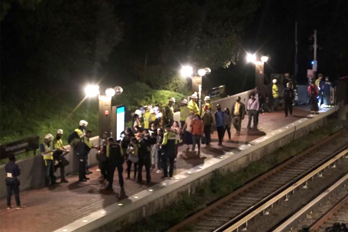 UPDATE: Hundreds of passengers from the derailed train are being escorted by rescuers down the track to the Arlington Cemetery station.

The evacuations are continuing. arlnow.com/2021/10/12/bre…