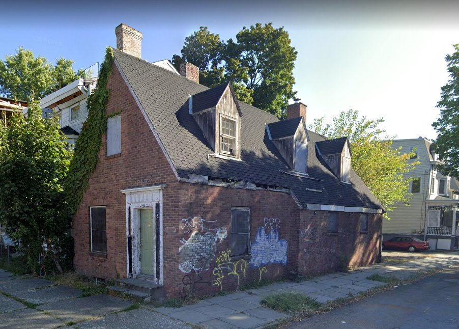 NewburghProject's tweet photo. 250 #LibertyStreet may not look like anything special, but she needs your help! This home, built in 1929 could look gorgeous if given a little love. Want to know more? Click the link below for a lovely article written by Newburgh #Restoration!
#NewburghNY #NewYork #Minecraft https://t.co/xH2rBTfN1e