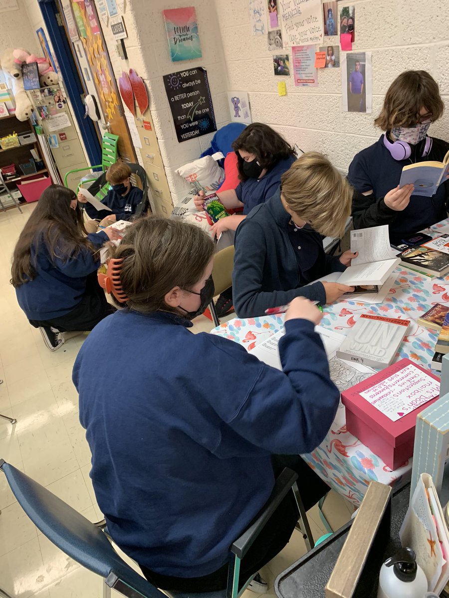 LindseyMuldoon's tweet photo. Book Tasting Day is one of my favorite days! 💙@ShueMedillMS https://t.co/KERhQ6JX6V