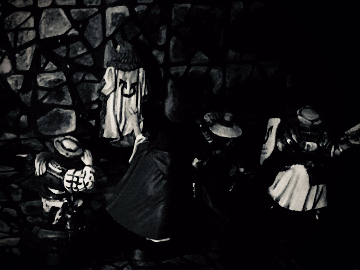 silver_strix's tweet photo. 「全ての教会が信仰の場所とは限らない」アヴァシン教会の名の下に召集された4名。隻眼の異端審問官、霊廟の守護者、原野の司祭、黄金夜の大魔術師。"孤立した礼拝堂"の暗がりにいたのは鎖帷子を身につけ剣を持つ、初老の男。背中にはアヴァシン教会の紋章が。
#mtgdnd #dnd5e #planeshift #trpg https://t.co/TviYa2ar4b