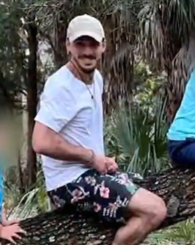 ClubHelm's tweet image. With bruises on his arm…hmmm?? #BrianLaundrie