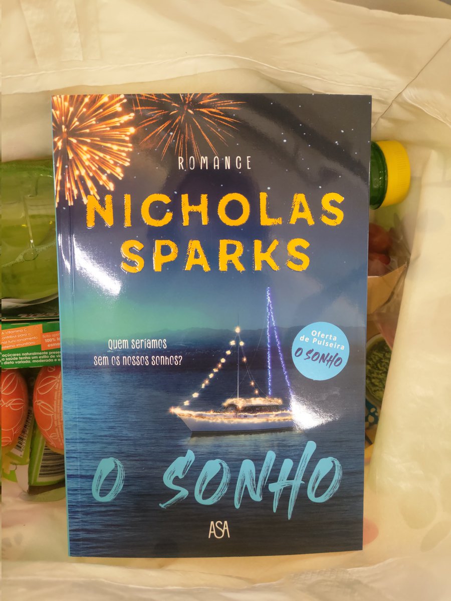 Chloe_at_School's tweet photo. Cada um com os seus gostos de leitura 🙃 
Mais um que vai ser adicionado à coleção. Pelo que já li, definitivamente ele tem intenções de mudar a sua escrita. 😉
#osonho #nicholassparks https://t.co/GyOk3BjvHb