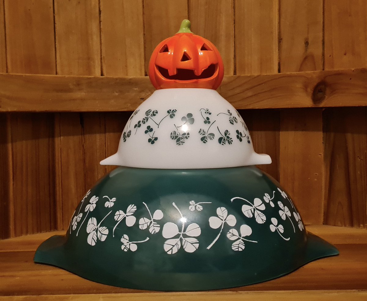 PartyPyrex's tweet photo. Tuesday’s #PyrexPickMeUp is this stunning Shamrock pair, playing ‘Who’s The King of the Castle’ with a baby pumpkin at https://t.co/gej0YpjsaV! #VintagePyrex https://t.co/90HrRmuJgV
