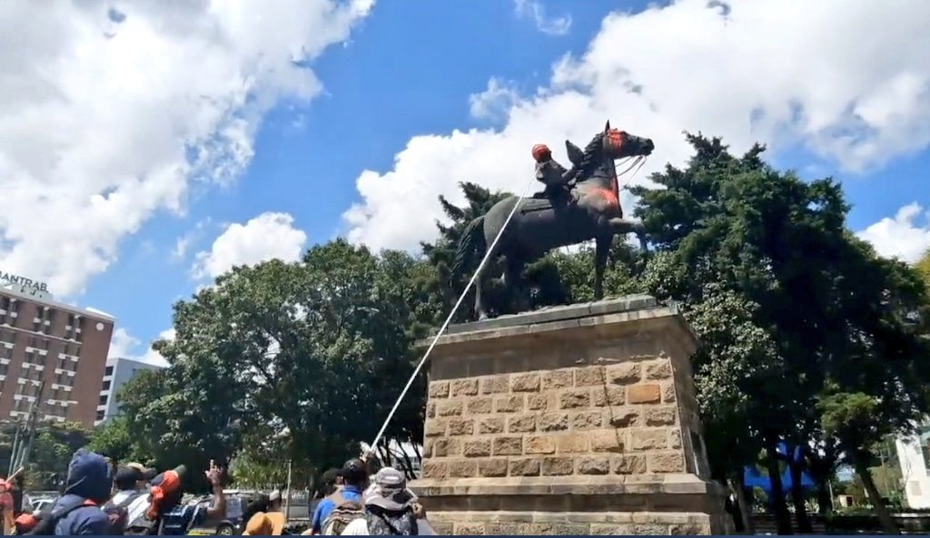 canal9digital's tweet photo. #CANAL_9_INFORMANDO

Manifestantes le quitaron la cabeza al monumento al general José María Reina Barrios, en la Avenida Reforma

#12deOctubre  #NadaQueCelebrar 

Más información aquí
https://t.co/SE8jStRlRh https://t.co/5kgTFAOBrJ