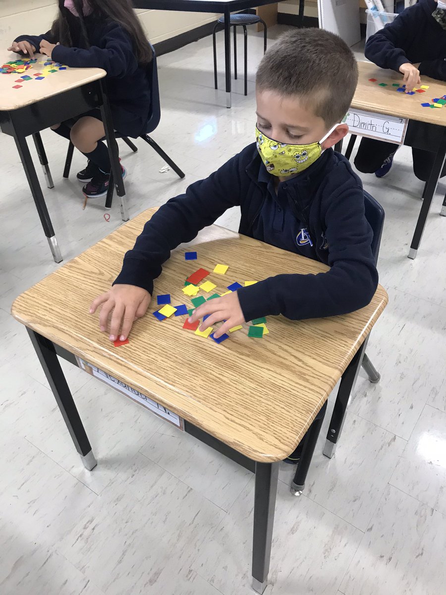 MsGrieco's tweet image. Introducing skip counting to students by going over why we skip count. Through this activity we learned if we count by 2s, 5s, 10s we will be able to quickly get our answer than if we can’t by ones! 🤓 @HCDSB @OLVMWolverines #skipcounting #numberpatterns #patterning #handsonmath