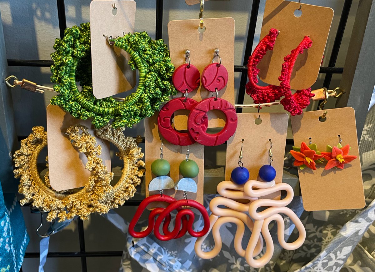 GlobalThreadsFT's tweet image. Listen up! It's time for your ears to sparkle this season. All earrings are 10% off during October. Treat yourself to a few new pairs and help artrepreneurs around the world!

Follow us here and on Facebook at facebook.com/GlobalThreadsF…