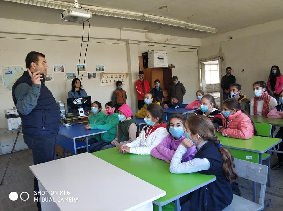 AEF1950's tweet photo. Today is Gegharkunik Region Day 

🎉 Thanks to #AEF, #Armath engineering laboratories were established and opened in the Gegharkunik Marz and Inner Getashen community schools. 

Children now have access to a new daily routine involving programming and robotics! https://t.co/ZLezuF0kdt