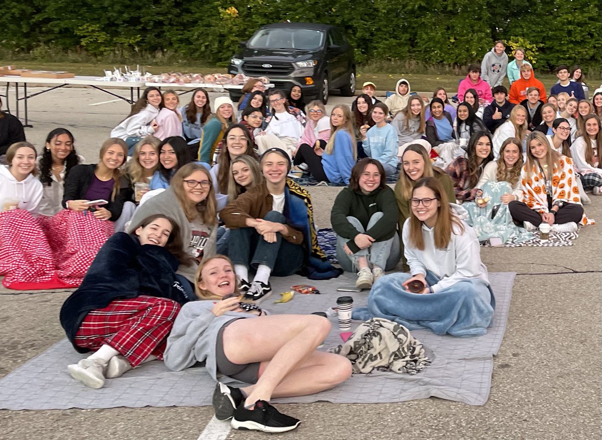 oe_stuco's tweet photo. Thank you so much for coming out to Senior Sunrise this morning 🌄 
We had so much fun spending quality time together with the class of 2022!! 
If you couldn’t make it this morning, be on the lookout for Senior Sunset this coming Spring! (Date tbd) 🌸 🌺 🌅 https://t.co/uP9M9twd2y