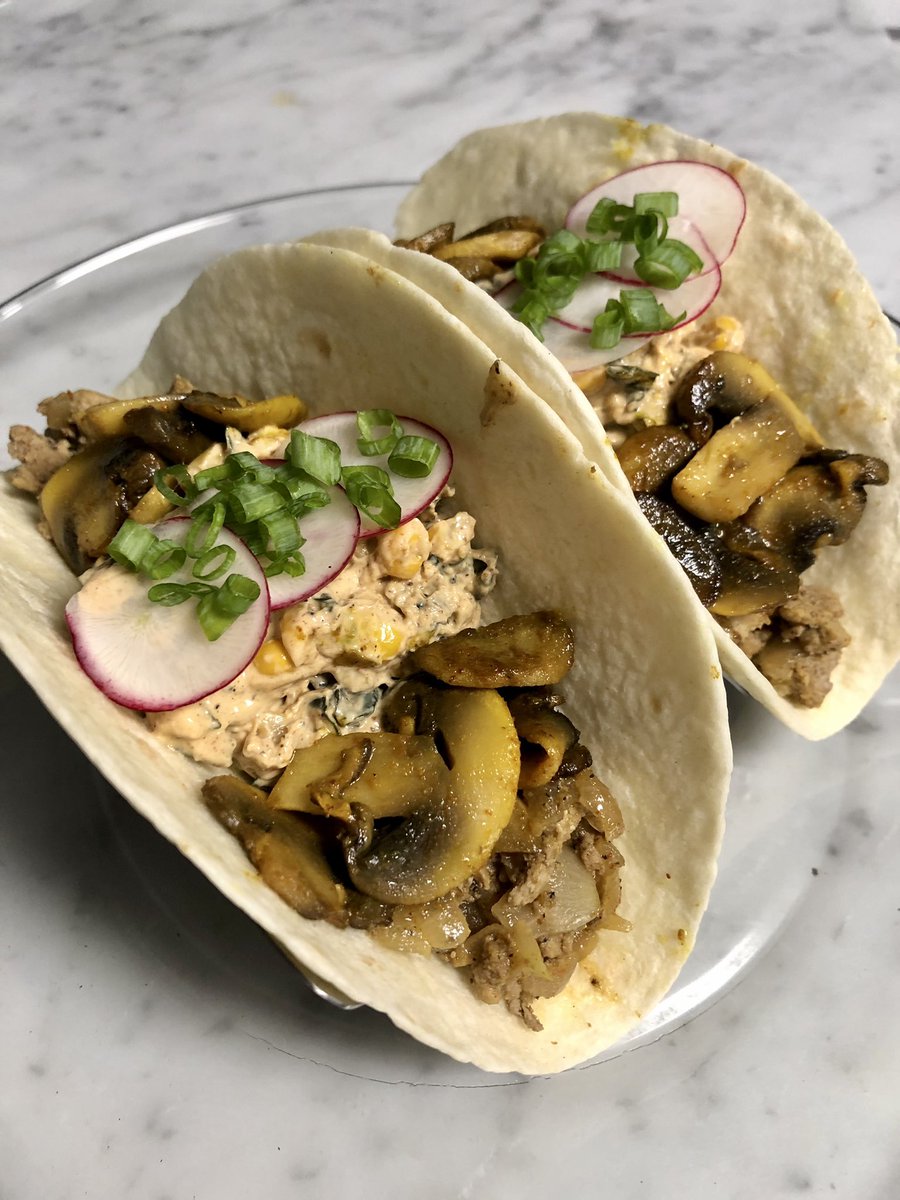 MichelleSmithRD's tweet photo. 🌮Taco Tuesday🌮 with my @misfitsmarket haul

🦃ground turkey with sautéed onion, cumin, paprika, garlic powder, and chili powder 

🥬kale slaw made with Greek yogurt, mayo, corn, and the same seasonings as the ground turkey 

🍄sautéed mushrooms 

❤️sliced radishes and scallions https://t.co/7KKGW0NZlA