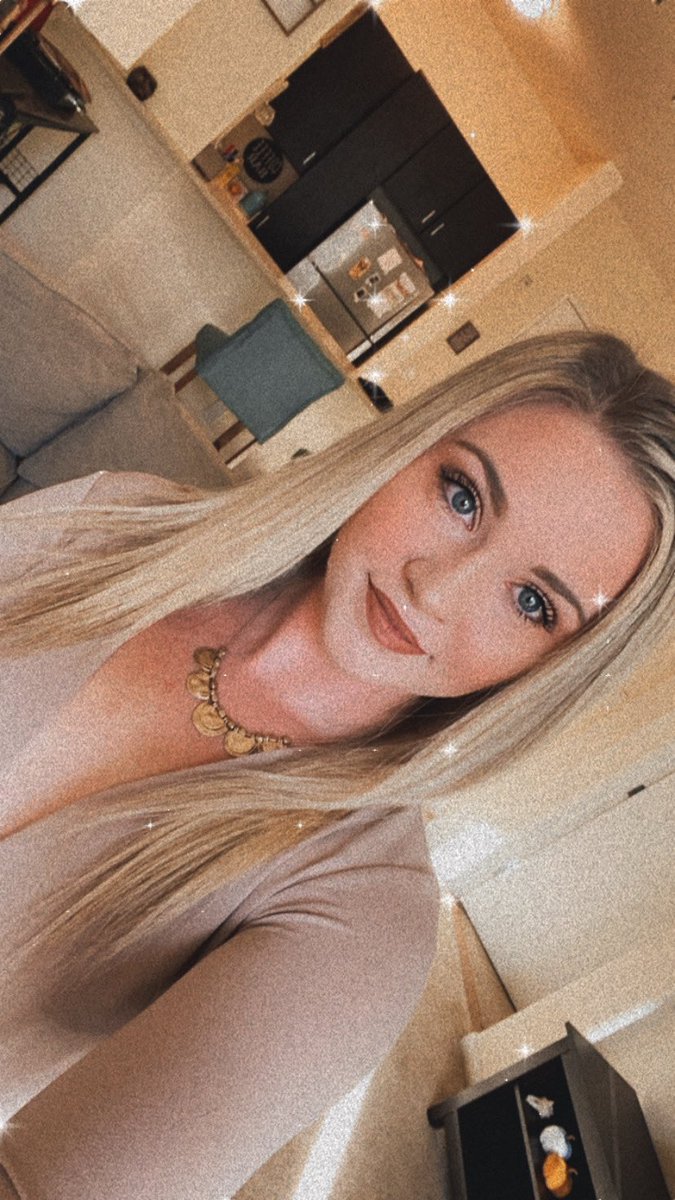 haileyswanson13's tweet photo. here’s some straight hair selfies that didn’t make the cut for the instagram story because my birthday is tomorrow and i can do whatever i want ✨ https://t.co/GKsY2Rutkk