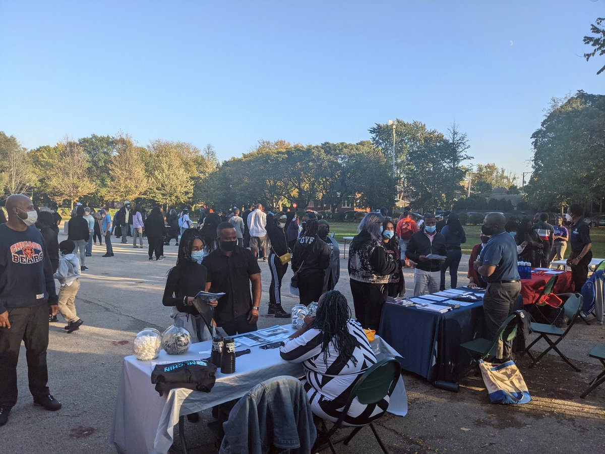 cwoverstreet's tweet photo. High fives to the @barnardbulldogs @clissoldcougars #Kellogg @SutherlandProud @VanderpoelHuma1 counselors for a joint outdoor HS Fair and thank you to all the high schools that came out #CPSSuccess https://t.co/hPRJhwdNJy