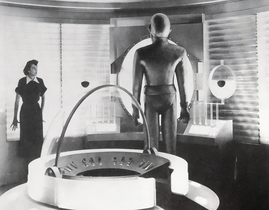 ClassicMovieHub's tweet photo. Gort! Klaatu barada nikto! -Patricia Neal as Helen in The Day the Earth Stood Still #LockMartin #Gort https://t.co/ept3Nwkdzw