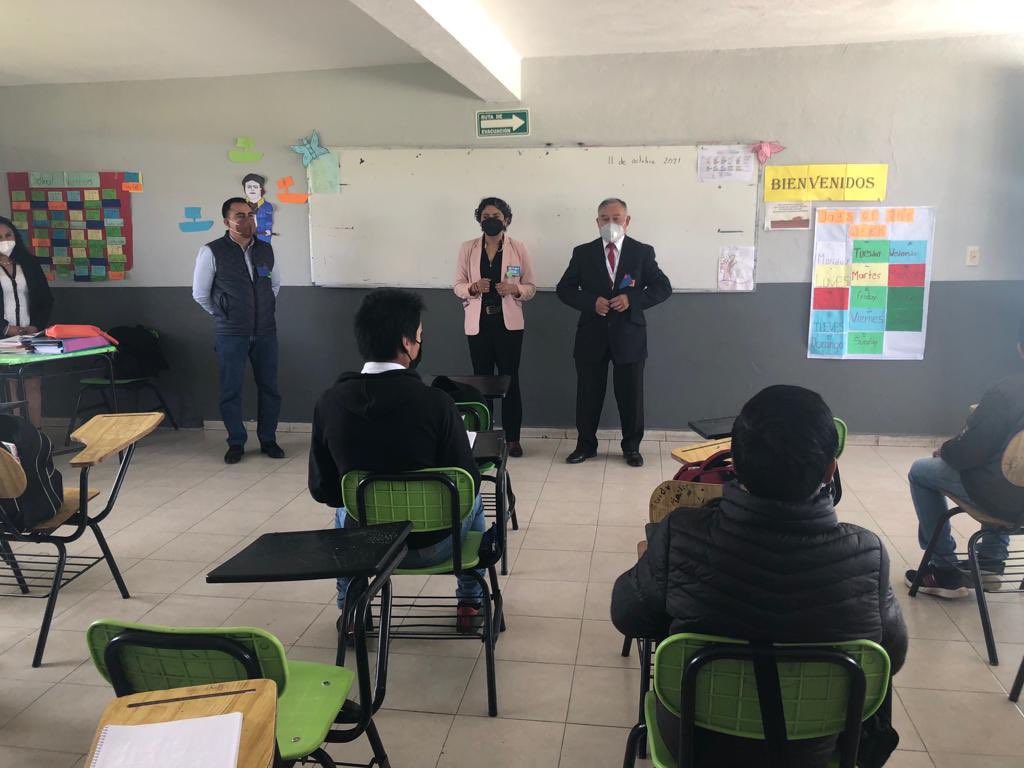 adris_2814's tweet photo. Con gran emoción visitamos la Esc Sec “Profra. Etelvina Vargas García” y motivamos a Alison y César para que continúen sus estudios. Reconocemos el compromiso de la ZE S087 de Villa Victoria 👏🏻✅👨🏻‍🏫👩🏻‍🏫 #LaEscuelaCuentaContigo @geramonro05 @TinocoGRogelio @ArturoH19772369 @SrebVb https://t.co/hulD2VSlU8