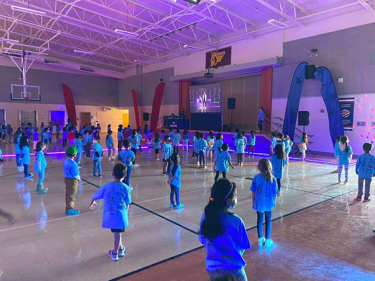 mschinn103's tweet photo. Boosterthon DANCE PARTY! 🕺🏼💃🏻 @AESowls https://t.co/apaLJX1liu