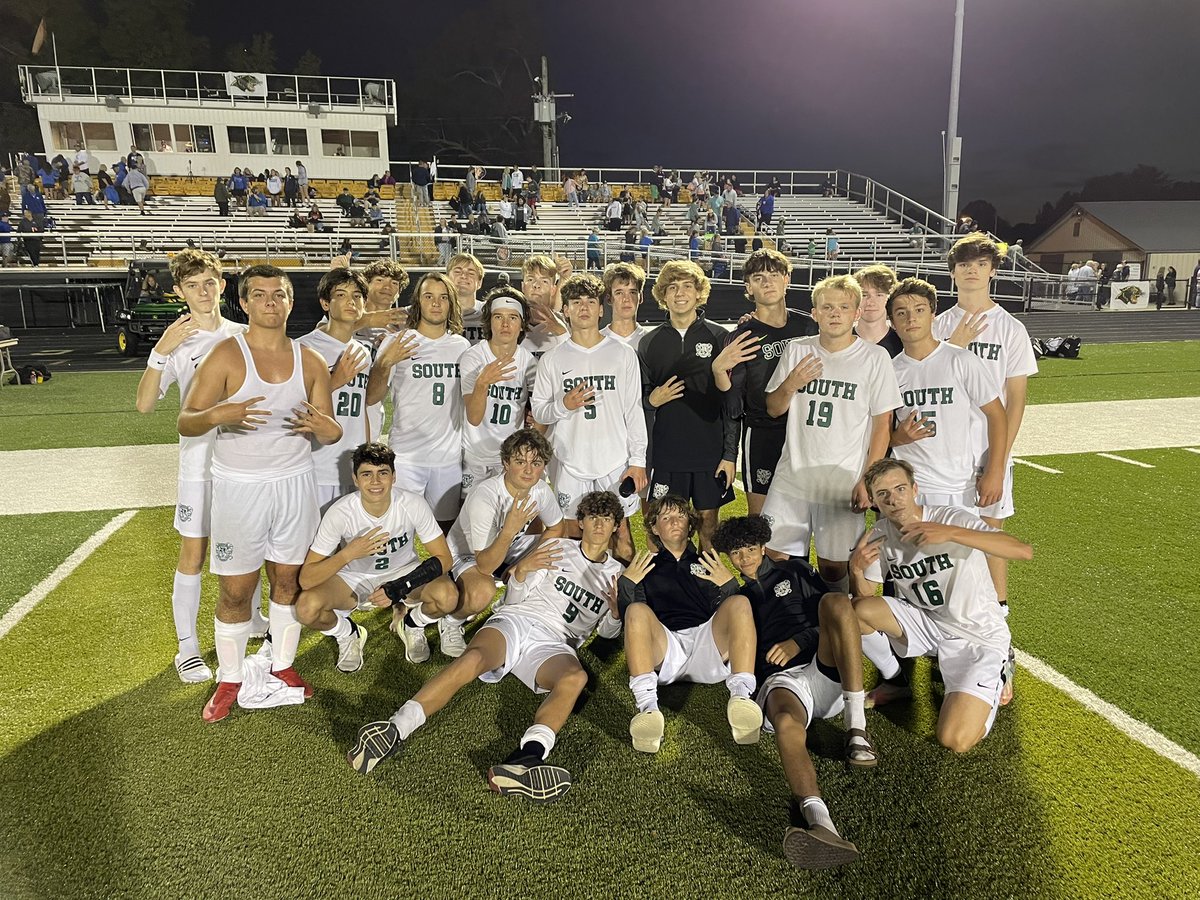 EPKlehr's tweet image. South defeats Spencer County 4-0 and heads to Region 8 Final. GOALS by Brice, Kimberling, De La Mora and Elsbury. Another SHUTOUT for Zach Young!  @SOHSDragons @OldhamEraSports @KYHS_S