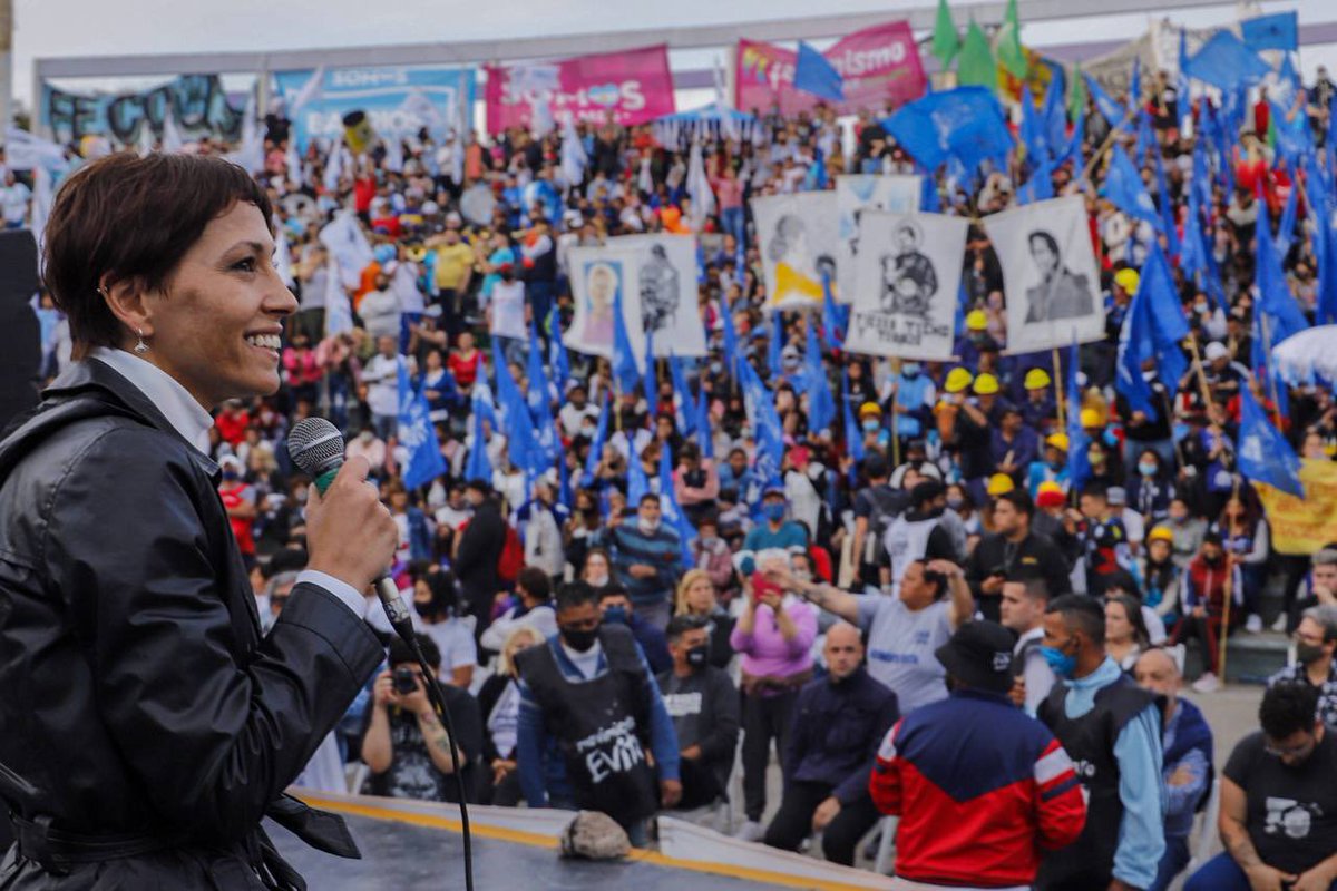 mayrasmendoza's tweet photo. Participamos de un acto con los movimientos populares de Quilmes.

Como planteaba Néstor Kirchner, a la pobreza hay que combatirla con un modelo económico de inclusión, que permita el desarrollo y que los números cierren con la gente adentro. Ese es nuestro horizonte compañerxs✌🏽 https://t.co/LGLGfPIY2G