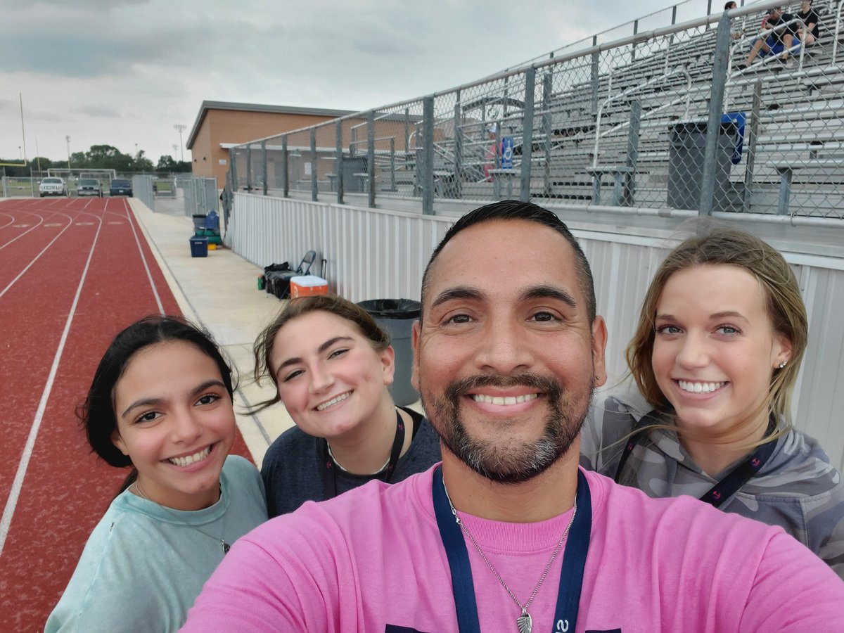 CoachW_D's tweet photo. When your alumni come visit. 😊 😃 😀 😄 👆
#svcheer
#smithsonvalleycheer https://t.co/Ujn9FuUNTf