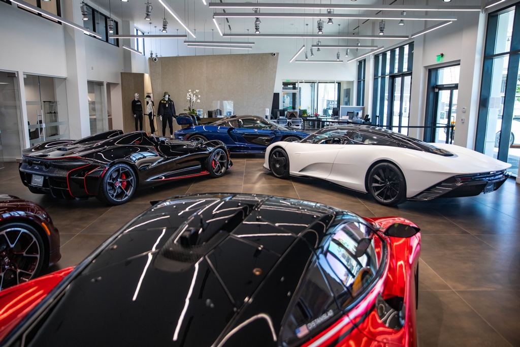 mclarennbeach's tweet photo. Showroom views don't get much better than this ๐คฉ
Which Ultimate Series would you pick to take home?
#McLaren #McLarenNewportBeach #McLarenNB #NewportBeach #California #CarLifestyle #BlackList #CarsWithoutLimits #Senna #Elva #Speedtail #P1GTR #P1 #UltimateSeries #MSO https://t.co/EHdDLvjlJO
