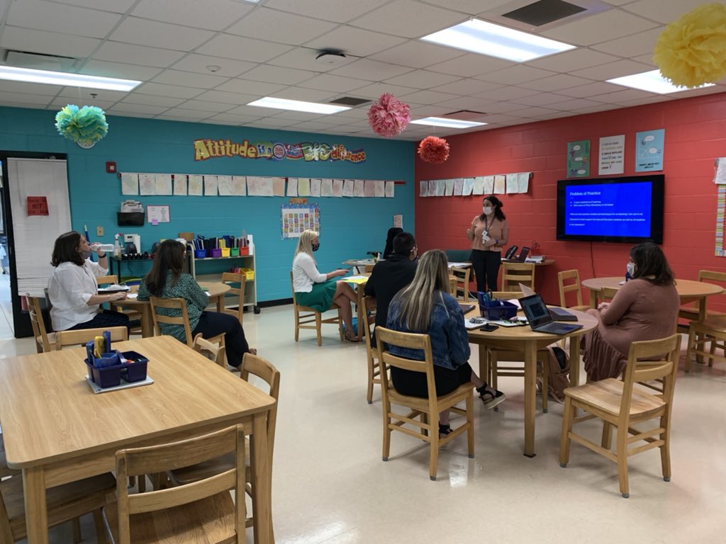 Warren_Elem's tweet photo. We know our teachers are Rockstars, but we love it when other people recognize it too!! Great job tonight, Mrs. Biggs,presenting to Warren County Schools District Leadership team members!!! #LeadTheWay https://t.co/9SKPDFLZGy