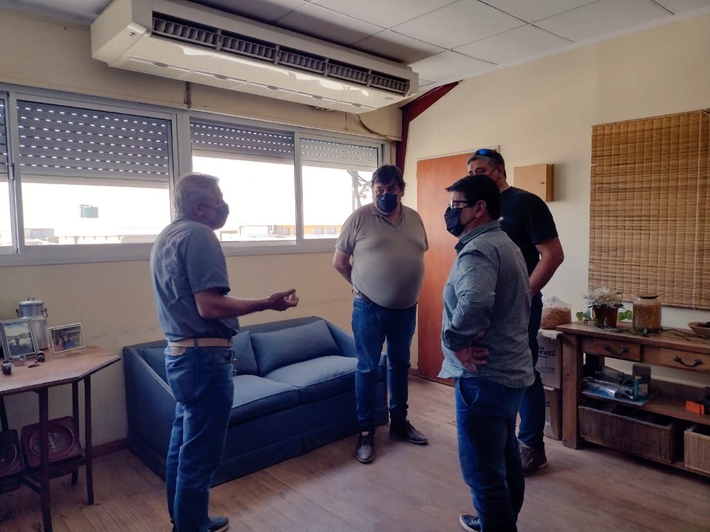 Aguero_M_A's tweet photo. Compartí con los trabajadores de Granja San Miguel, la productora de huevo más importante del Sur argentino, sus inquietudes y preocupación sobre el crecimiento y desarrollo productivo en estos TIEMPOS. No perder con la inflación y tener estabilidad laboral sus grandes deseos. https://t.co/BksgRElr3T
