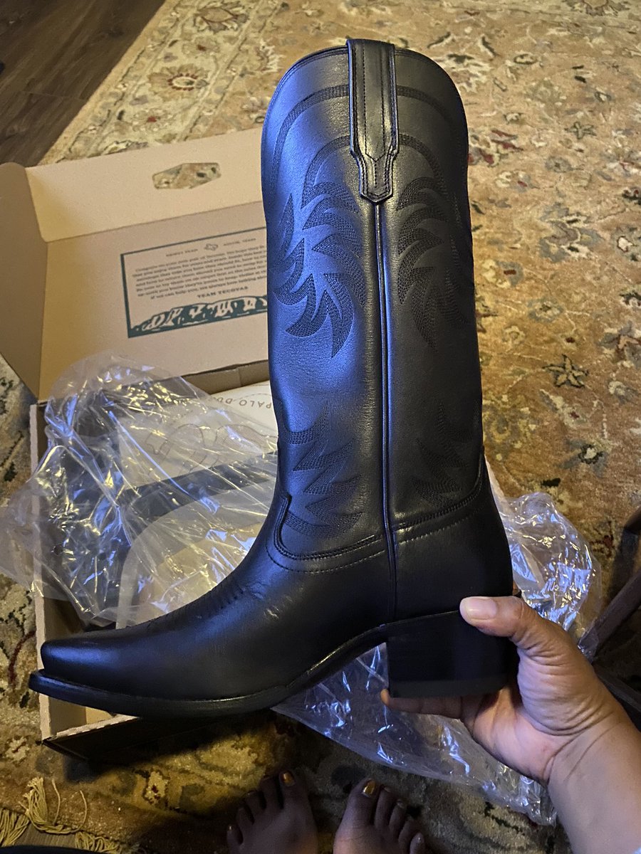 salwal06's tweet photo. @tecovas finally did it and got my first pair! Beautiful pair of Annies in midnight! #loveatfirstsight https://t.co/8ZCsgab8mO