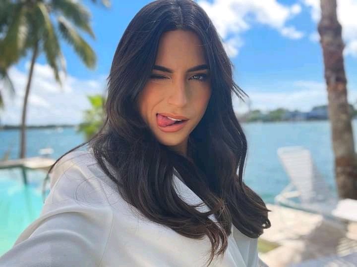 anabrendadgo's tweet image. Bonita❤ 📸 Via IG @anabreco
- Party in the city where the heat is on
All night, on the beach till the break of dawn 🔥 

( escribiendo esto mientras me preparo para trabajar🤣)