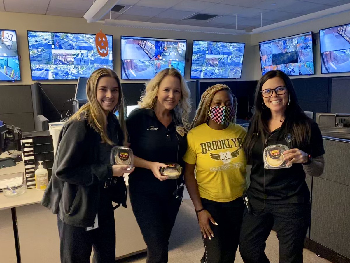 Big shout out to @teescakes_cheesecakes. She had quite a few extra after an event and needed them to go to a good home. @fairfieldpolice gladly brought them in and distributed them around. They were delicious!
#wearefairfield #ffpd #cheesecake #teescakescheesecakes