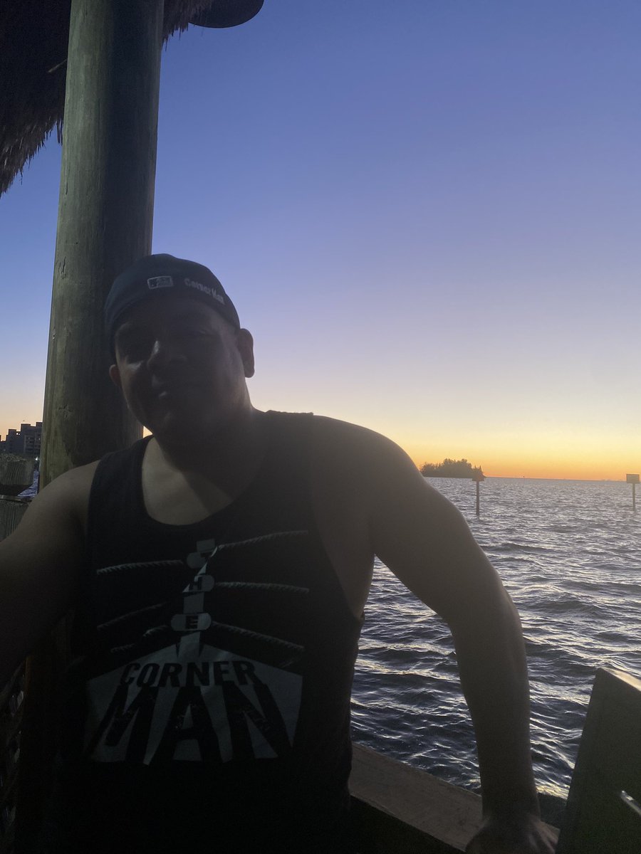 SunsetSnaps's tweet photo. RT @juanjeremy100: Watching the #sunset #sunsetphotography #gulfofmexico at cool bar #samsbeachbar #gulfcoast #gulfcoastlife #floridarestaurant #floridabars #florida #sunshinestate was in a #sunshinestateofmind video coming soon #cornerman https://t.co/k9ljN1gqry