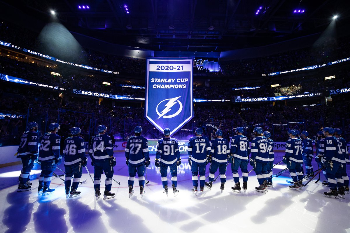 NHL's tweet photo. 2020: 🏆
2021: 🏆

Just a typical opening night ceremony for the @TBLightning! #NHLFaceOff

🇺🇸: @ESPN 👉 https://t.co/0DqF1gidcK
🇨🇦: @Sportsnet 👉 https://t.co/8dEx1ZgB1b https://t.co/K11zw3SJ9Y