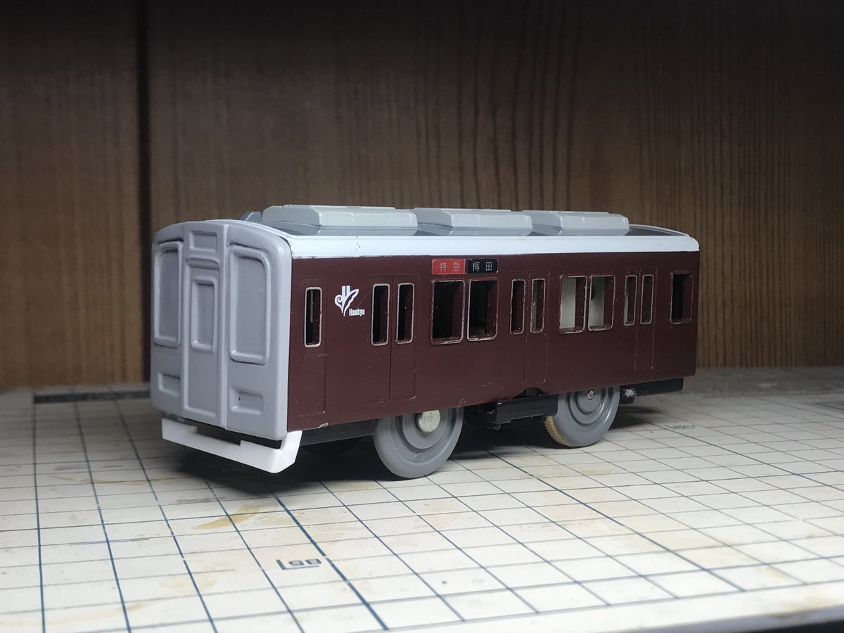 ふとストックを眺めて思いつき。 プラレール阪急8000系の窓と扉のレイアウトって8200系に近いですね🤔 作成したとある顔を付けてみて納得。  手が空いたら作成しよう。 #プラレール #阪急電車 #阪急電鉄 #改造プラレール プラレール 阪急8000系