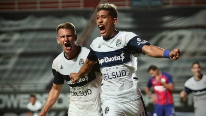 isydrox's tweet photo. voy a hacer una nota al club @gimnasiaoficial pidiendo un permiso para grabar un vídeo para youtube, en el club que soy de niño! podrían reventar este tweet para ver si alguien me lee y ese sueño se convierte en una realidad!? like y rt mas que nunca panas! https://t.co/4H5nLjk4xd
